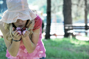 ragazza-annusa-petali-di-rosa