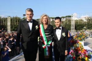 La senatrice dem Monica Cirrinà (c) oggi a San Giorgio a Cremano (Napoli) per celebrare le nozze con rito civile tra il sindaco gay della cittadina Giorgio Zinno (s) e il suo compagno, l'architetto Michele Ferrante (d), 24 settembre 2016. ANSA/ CESARE ABBATE