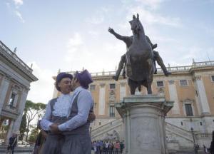 Francisco Raffaele Villarusso (d) e Luca De Sario festeggiano in piazza del Campidoglio la prima unione civile omosessuale nella Capitale ai sensi della Legge Cirinnà, celebrata dalla sindaca di Roma Virginia Raggi, Roma, 17 settembre 2016. ANSA/ GIORGIO ONORATI