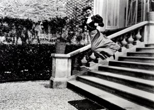 Valokuvauksen huiput YLE Teema sunnuntai 22.01.2012 1/6. Varjojen vangitsijat. Valokuvauksen vaiheita esittelevän sarjan aluksi tutustutaan kahden alan uranuurtajan Henry Fox Talbotin ja Louis Daguerren menetelmiin. Mutta mihin valokuvausta tarvitaan? T: BBC. Kuva: Jacques-Henri Lartigue: Bichonnade Leaping. YLE Kuvapalvelu