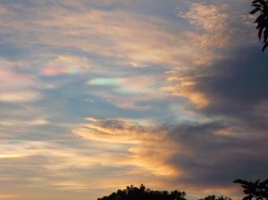 nubes-amarillas-azul-verde-rosa