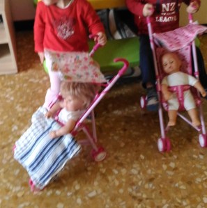 25-dicembre-2016-bianca-e-giacomo-e-i-loro-passeggini-identici